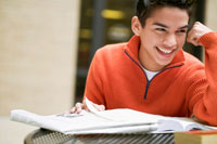 Foto de adolescente sonriendo y estudiando