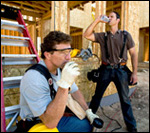 Trabajadores tomando agua