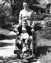 una mujer con su hijo en silla de ruedas