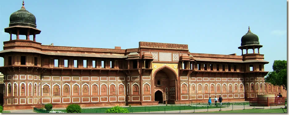 Agra Fort. A World Heritage Site in India. Image from Wikipedia.
