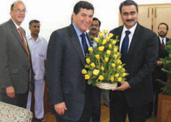 Dr. Zerhouni receives a bouquet from Indian Minister of Health and Family Welfare Dr. Anbumani Ramadoss