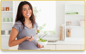 Una mujer embarazada come una ensalada