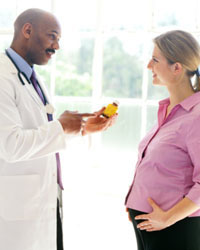 Photo: A healthcare professional consulting a pregnant woman about medicine usage.