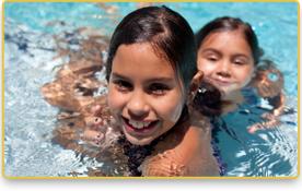 Dos niñas juegan en una piscina