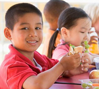 Photo: Children eating healthy lunches