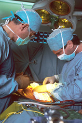 Dos cirujanos practican una cirugía