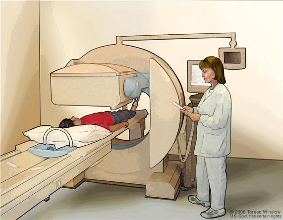 Exploración ósea; la figura muestra al paciente acostado sobre una camilla que se desliza bajo un escáner, un técnico que maneja el escáner y una pantalla que mostrará imágenes durante la exploración.