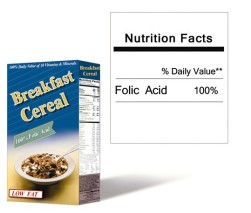 Caja de cereal y una etiqueta que indica el ácido fólico