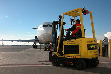Photo of fuel cell-powered lift truck at an airport.