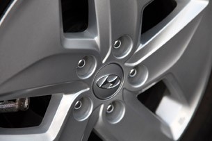 2011 Hyundai Sonata Hybrid wheel
