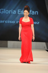 Gloria Estefan desfilando un vestido de Narciso Rodríguez