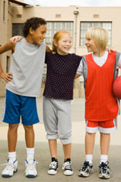 Tres preadolescentes con balón de basquetbol