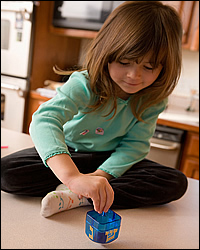 Foto: Una niña jugando con un juguete