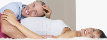 Hombre apoyando su cabeza sobre el vientre de una mujer embarazada