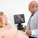Doctor realizando una ecografía a una mujer embarazada