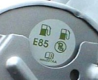 Etiqueta de combustible flexible en la puerta del tanque