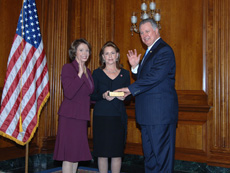 La Presidenta Nancy Pelosi con el Congresista Albio Sires 