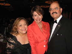 La Presidenta Nancy Pelosi, la Presidenta of MANA Alma Morales Riojas y el ex Presidente de LULAC Héctor Flores
