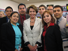 La Presidenta Nancy Pelosi con estudiantes universitarios 