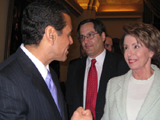 La Presidenta Nancy Pelosi, el Alcalde de Los Ángeles Antonio Villaraigosa y John Trasviña, el Presidente de MALDEF