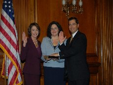 La Presidenta Nancy Pelosi con el Congresista Xavier Becerra, Asistente de la Presidenta, y su esposa Carolina
