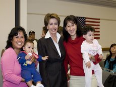 La Presidenta de la Cámara de Representantes Nancy Pelosi con unos residentes de su distrito en San Francisco durante su Taller de Ciudadanía