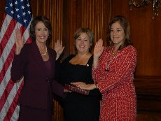 La Presidenta Nancy Pelosi con la Congresista Linda Sánchez y la Congresista Loretta Sánchez