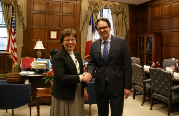 Blank with minister Lefebvre shaking hands