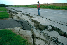 Fotografía de daño a una carretera después de un terremoto