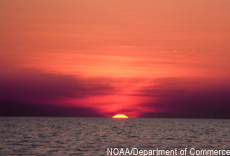 Fotografía de un atardecer sobre el mar