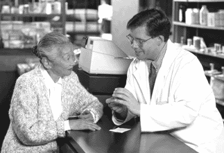 Foto de una paciente hablando con su farmacéutico  