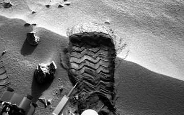 NASA's Mars rover Curiosity cut a wheel scuff mark into a wind-formed ripple at the 