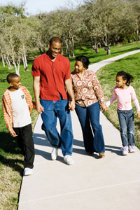 Familia jóven caminando en un parque