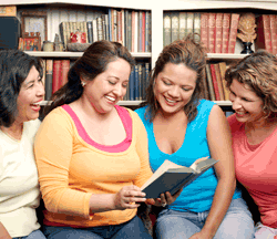 cuatro mujeres de leer un libro