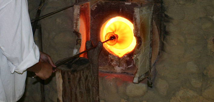 Photo of glass-blowing in the Jamestown Glasshouse