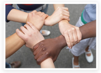 Personas de todas las razas y etnias tomados de las manos