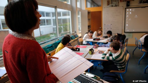 A teacher speaks to students at the school of La Ronce in Ville d'Avray, west of Paris, Oct. 5, 2012. [AP Photo]
