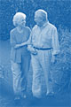 Imagen de una pareja de ancianos caminando tomados de la mano.