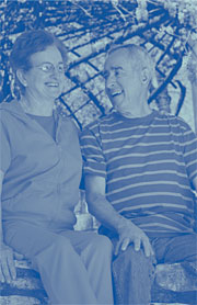 Imagen de una feliz pareja de ancianos