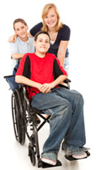 Niño en silla de ruedas al lado de su madre y su hermana