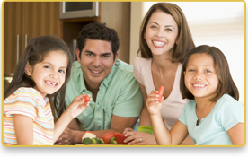 una familia comiendo verduras frescas