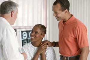 un hombre y una mujer hablando con un médico