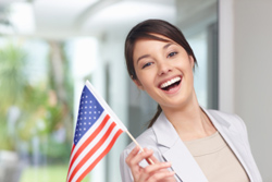 Mujer hispana con una bandera estadounidense