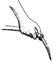 Ilustración de una manguera de jardín que no está cubierta con el dedo pulgar, lo que causa la salida del agua con presión baja.
