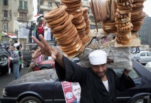 A bread seller makes a victory sign in Tahrir Square, the focus of the February 2011 Egyptian revolution, after the end of voting in the presidential election in Cairo June 18, 2012.  REUTERS/Steve Crisp