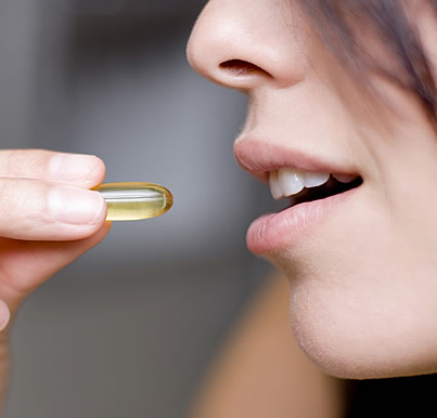 mujer tomando una pastilla