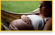 Una mujer embarazada descansa en una hamaca