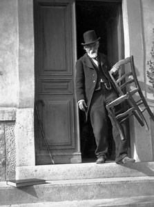Cezanne outside his studio at Les Lauves, photographed by Gertrude Osthaus on April 13, 1906, Photo credit: Foto Marburg/Art Resource, NY