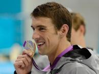 VIDEO: Michael Phelps sinks a putt from 150 feet