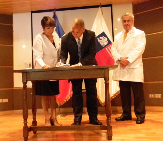 Signing of Confidentiality Commitment by Dr. Maria Teresa Valenzuela Director of ISP, Mr. Michael Rogers Director of FDA for Latin America Dr. and theMinister of Health Dr. Jaime Mañalich